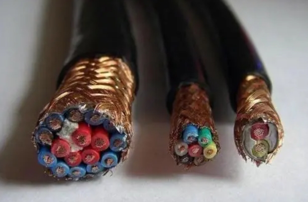 高壓電線采用絕緣層對金屬導(dǎo)體進(jìn)行包裝與外界隔離絕緣.jpg 高壓電線采用絕緣層對金屬導(dǎo)體進(jìn)行包裝與外界隔離絕緣.jpg